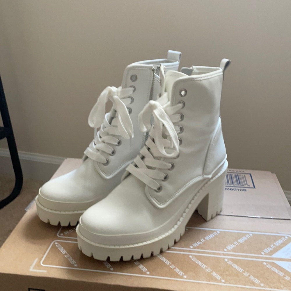 White Steve Madden platform boots size 6 women’s